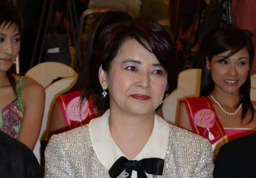 61歲港星胡慧中老公被捕不惜賣樓救夫,攜女兒現身面容太憔悴