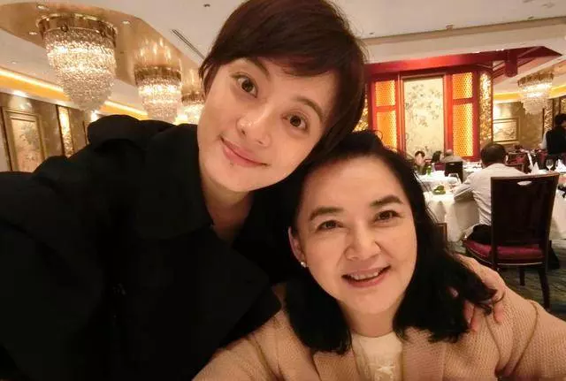 61歲港星胡慧中老公被捕不惜賣樓救夫,攜女兒現身面容太憔悴
