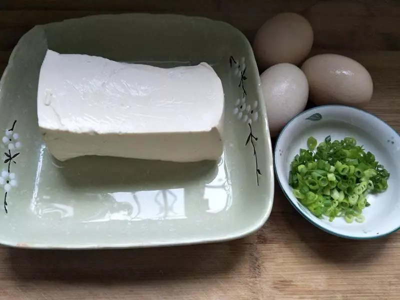 朋友教我這個做豆腐的方法,做了一次,70 歲的老爸吃了大半碗,女兒也說超級好吃!讓我以後多做幾次!