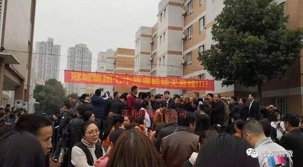 名校被揭!給孩子吃腐肉霉食!小學生長期腹瀉便血!家長包圍學校,防變質食材被運出滅證!