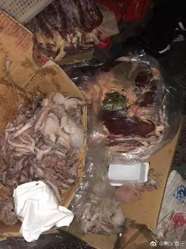 名校被揭!給孩子吃腐肉霉食!小學生長期腹瀉便血!家長包圍學校,防變質食材被運出滅證!
