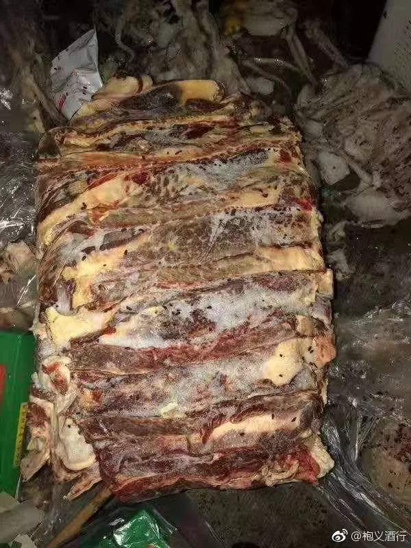 名校被揭!給孩子吃腐肉霉食!小學生長期腹瀉便血!家長包圍學校,防變質食材被運出滅證!