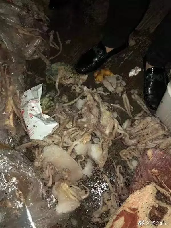 名校被揭!給孩子吃腐肉霉食!小學生長期腹瀉便血!家長包圍學校,防變質食材被運出滅證!