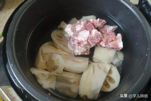 蓮藕排骨湯好喝有訣竅,這麼做,蓮藕軟糯滋補養生,全家吃不夠