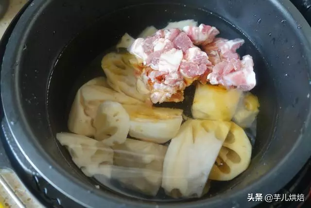 蓮藕排骨湯好喝有訣竅,這麼做,蓮藕軟糯滋補養生,全家吃不夠