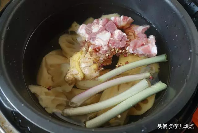 蓮藕排骨湯好喝有訣竅,這麼做,蓮藕軟糯滋補養生,全家吃不夠