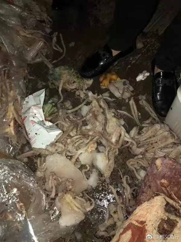 小學生長期腹瀉便血 ,名校被揭給孩子吃腐肉霉食 ,家長圍攻學校