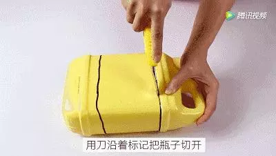 聰明主婦拿用完的洗衣精瓶剪2刀,讓皺巴巴的衣服頓時變平整,省了熨斗錢!