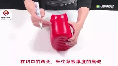 聰明主婦拿用完的洗衣精瓶剪2刀,讓皺巴巴的衣服頓時變平整,省了熨斗錢!