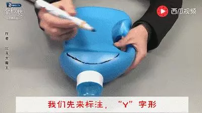 聰明主婦拿用完的洗衣精瓶剪2刀,讓皺巴巴的衣服頓時變平整,省了熨斗錢!