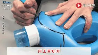 聰明主婦拿用完的洗衣精瓶剪2刀,讓皺巴巴的衣服頓時變平整,省了熨斗錢!