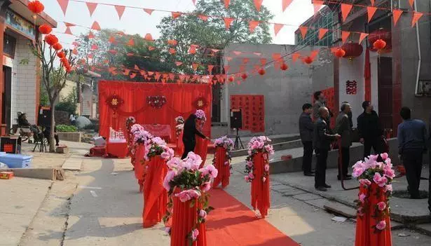 同母異父的妹妹結婚,我給五千紅包,聽到繼父一番話我改成送五萬