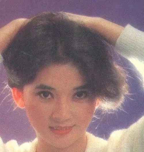 61歲港星胡慧中老公被捕不惜賣樓救夫,攜女兒現身面容太憔悴,網友:老態盡顯!