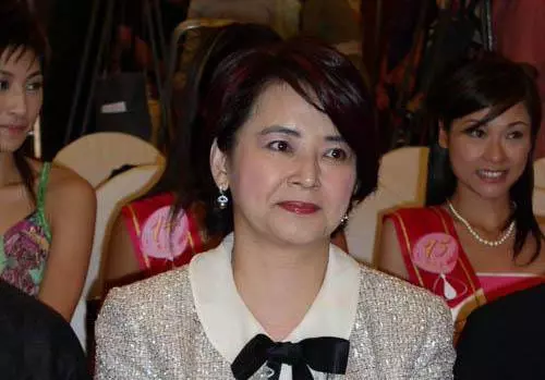 61歲港星胡慧中老公被捕不惜賣樓救夫,攜女兒現身面容太憔悴,網友:老態盡顯!