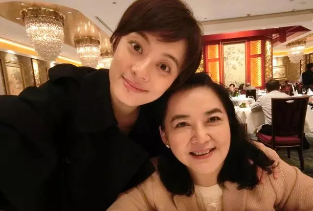 61歲港星胡慧中老公被捕不惜賣樓救夫,攜女兒現身面容太憔悴,網友:老態盡顯!