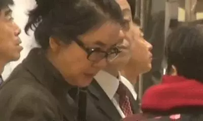 61歲港星胡慧中老公被捕不惜賣樓救夫,攜女兒現身面容太憔悴,網友:老態盡顯!