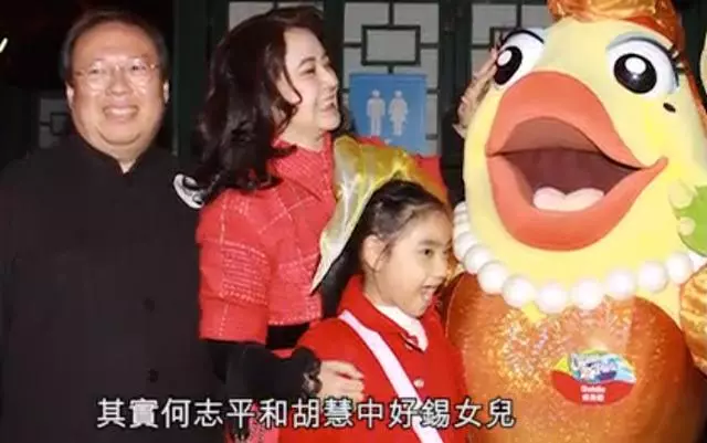 61歲港星胡慧中老公被捕不惜賣樓救夫,攜女兒現身面容太憔悴,網友:老態盡顯!