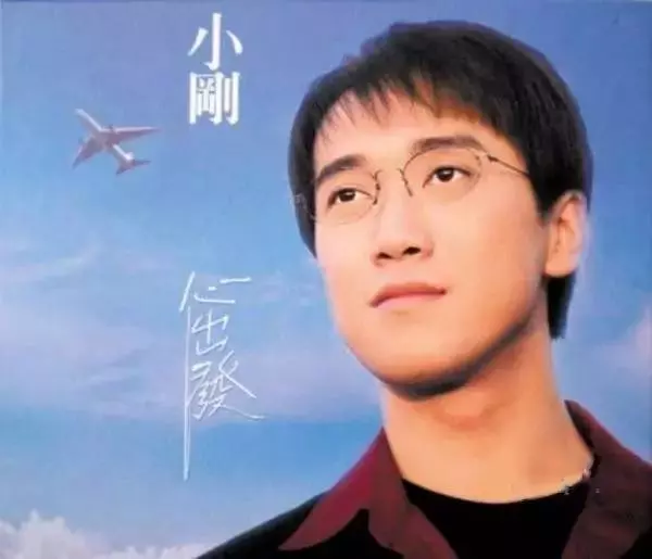 曾經的情歌教父,因受病魔暴瘦40公斤,變得蒼老憔悴,如今再度復出,你還會喜歡他嗎?