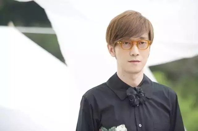 曾經的情歌教父,因受病魔暴瘦40公斤,變得蒼老憔悴,如今再度復出,你還會喜歡他嗎?