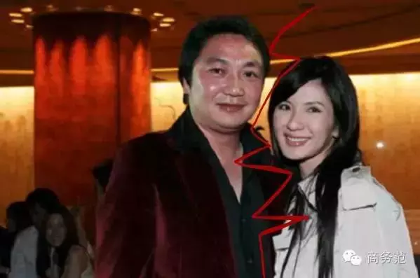 42歲「新加坡名媛」蔡欣穎,靠離婚分到的一大筆錢,買了世界上最多的愛馬仕!