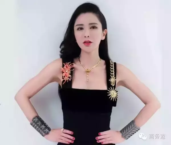 42歲「新加坡名媛」蔡欣穎,靠離婚分到的一大筆錢,買了世界上最多的愛馬仕!