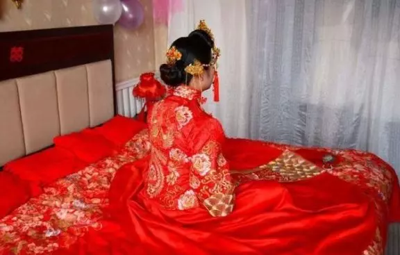 洞房夜無意發現妻子有妊娠紋,怒將她趕走,天亮打開門,丈夫傻住