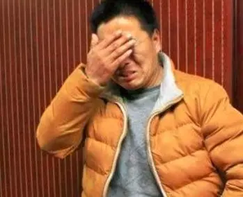 洞房夜無意發現妻子有妊娠紋,怒將她趕走,天亮打開門,丈夫傻住