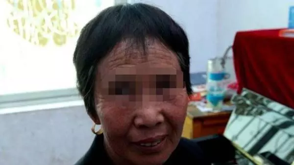 婆婆幫兒媳婦洗澡,她讓兒媳婦坐下時臉色大變,出來逼兒子離婚