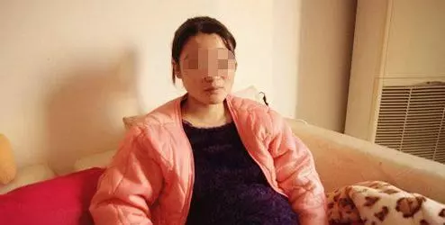 婆婆幫兒媳婦洗澡,她讓兒媳婦坐下時臉色大變,出來逼兒子離婚