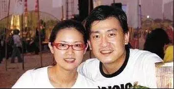 50歲王識賢老婆背景曝光,曾為老婆和母親鬧翻!媽媽還詛咒懷孕兒媳「命喪手術臺」!13年後變成這樣令人欣慰!