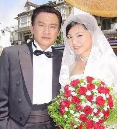 50歲王識賢老婆背景曝光,曾為老婆和母親鬧翻!媽媽還詛咒懷孕兒媳「命喪手術臺」!13年後變成這樣令人欣慰!