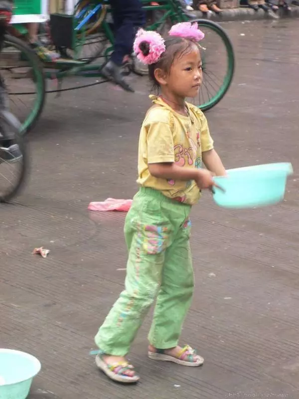 小女孩給了乞丐7塊6毛錢,誰知乞丐笑著數完錢後卻立刻報了警