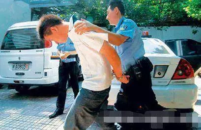 小女孩給了乞丐7塊6毛錢,誰知乞丐笑著數完錢後卻立刻報了警