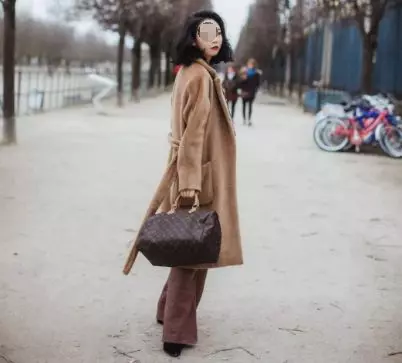 女子外出工作半個月,丈夫和情人約會,提前返回,見到情人樂了