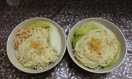 回家媽給我和老婆一人一碗面,吃一半我和老婆換了,然後我媽哭了