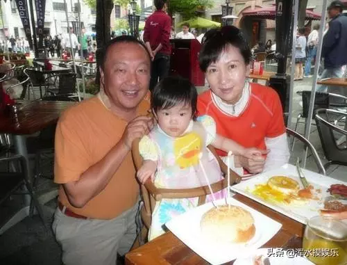 當年被小三逼宮流產終生不孕,復出後爆紅,如今和養女歲月靜好!