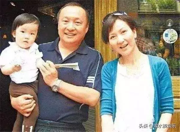 當年被小三逼宮流產終生不孕,復出後爆紅,如今和養女歲月靜好!