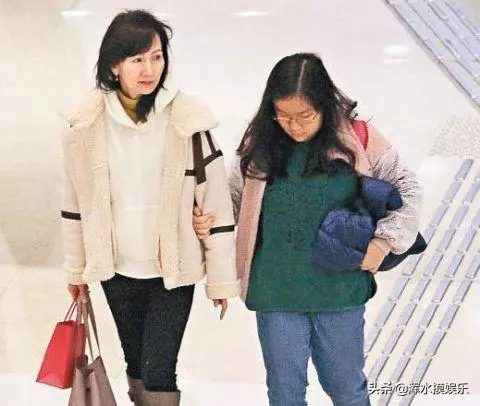 當年被小三逼宮流產終生不孕,復出後爆紅,如今和養女歲月靜好!