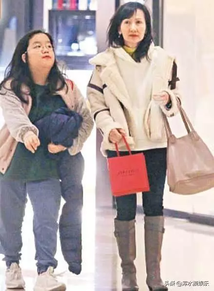 當年被小三逼宮流產終生不孕,復出後爆紅,如今和養女歲月靜好!