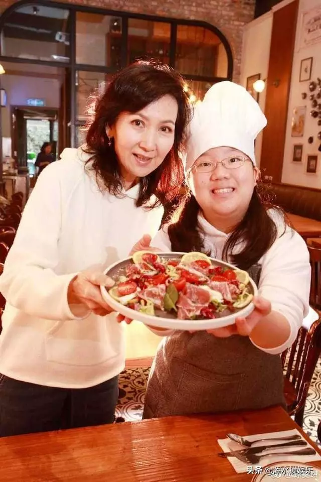 當年被小三逼宮流產終生不孕,復出後爆紅,如今和養女歲月靜好!