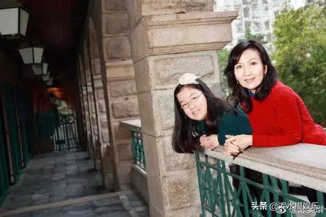 當年被小三逼宮流產終生不孕,復出後爆紅,如今和養女歲月靜好!
