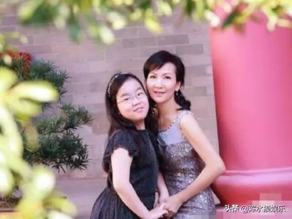 當年被小三逼宮流產終生不孕,復出後爆紅,如今和養女歲月靜好!