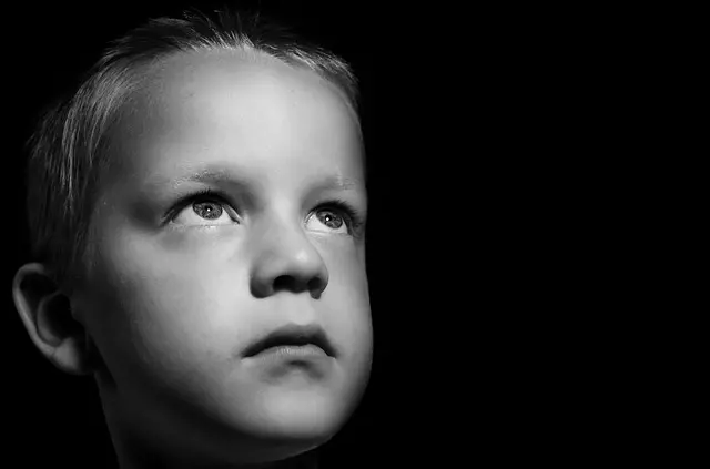 孩子無意間的話...15個「聽了頭皮直接麻一半」的超恐怖童言童語 他:記得你推我下去嗎?