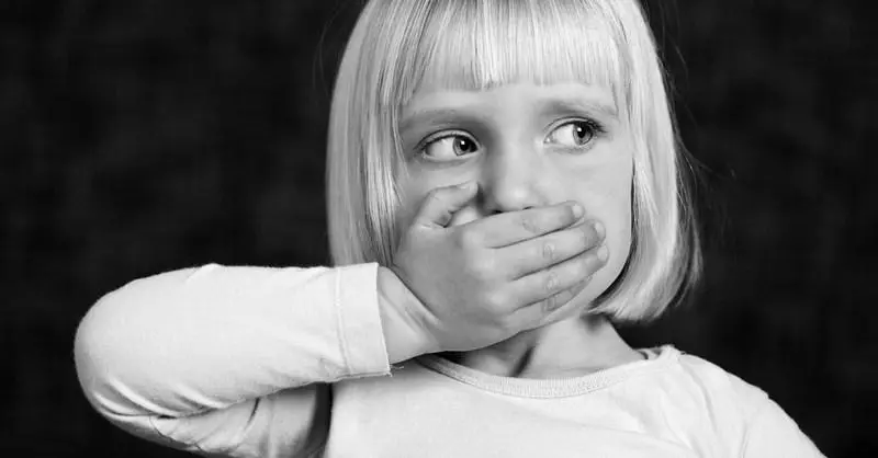 孩子無意間的話...15個「聽了頭皮直接麻一半」的超恐怖童言童語 他:記得你推我下去嗎?