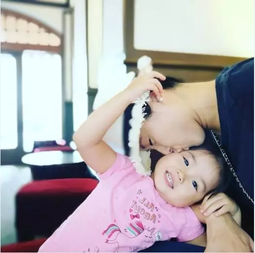 陳茵媺曬女兒戴后冠照片,盡得媽媽真傳,神還原當年她奪冠的樣子!
