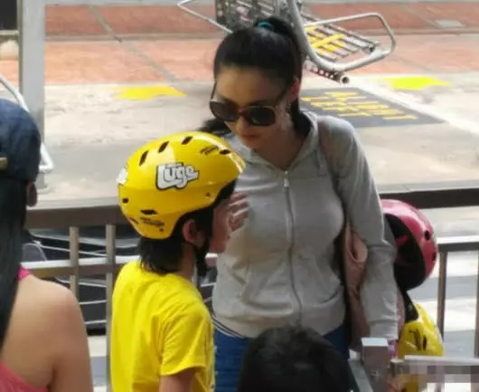 張柏芝帶三個孩子回娘家,疑似小王子正面照流出