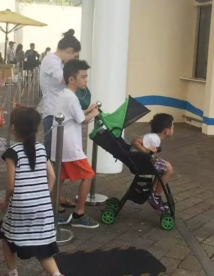 張柏芝帶三個孩子回娘家,疑似小王子正面照流出