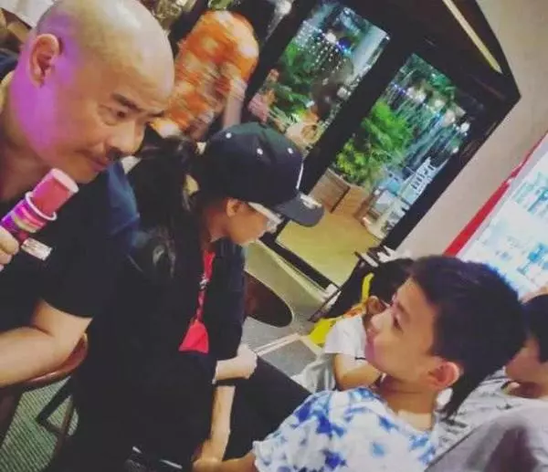 張柏芝帶三個孩子回娘家,疑似小王子正面照流出