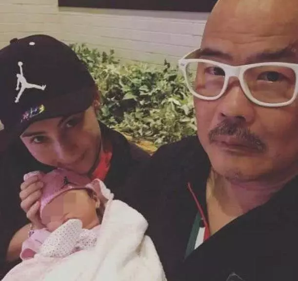 張柏芝帶三個孩子回娘家,疑似小王子正面照流出