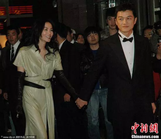 李亞鵬戀情曝光後遭王菲不滿,新女友的四字回復讓王菲沉默?